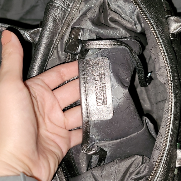 Michael Kors Crossbody leather bag silver chain metallic logo - Picture 5 of 7